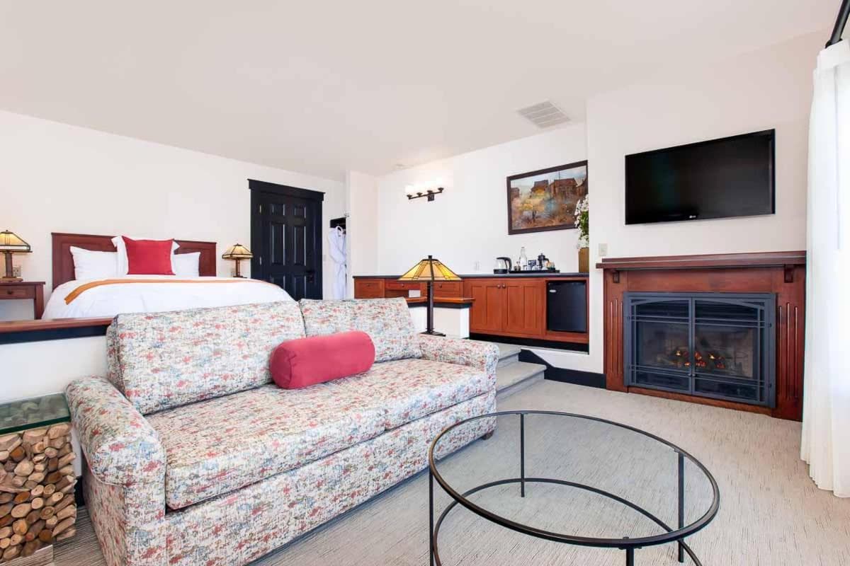Noyo Harbor Inn