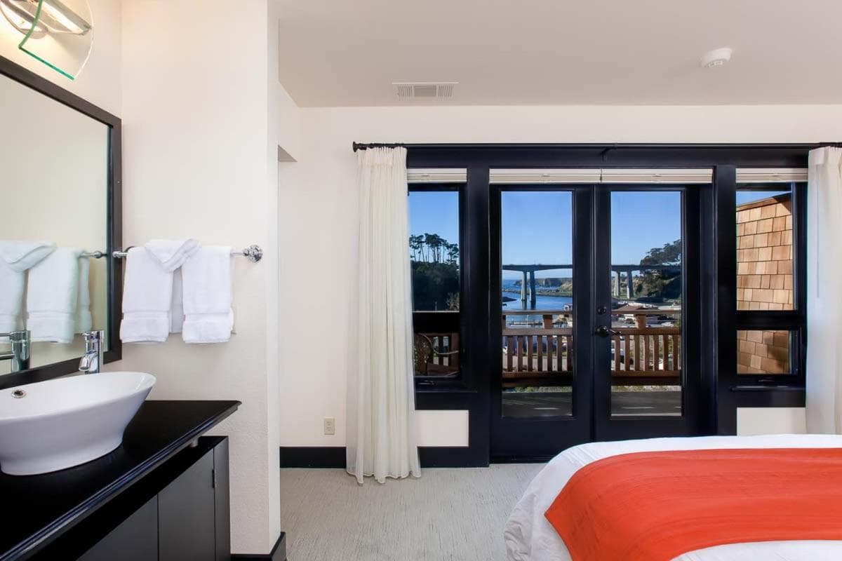 Noyo Harbor Inn