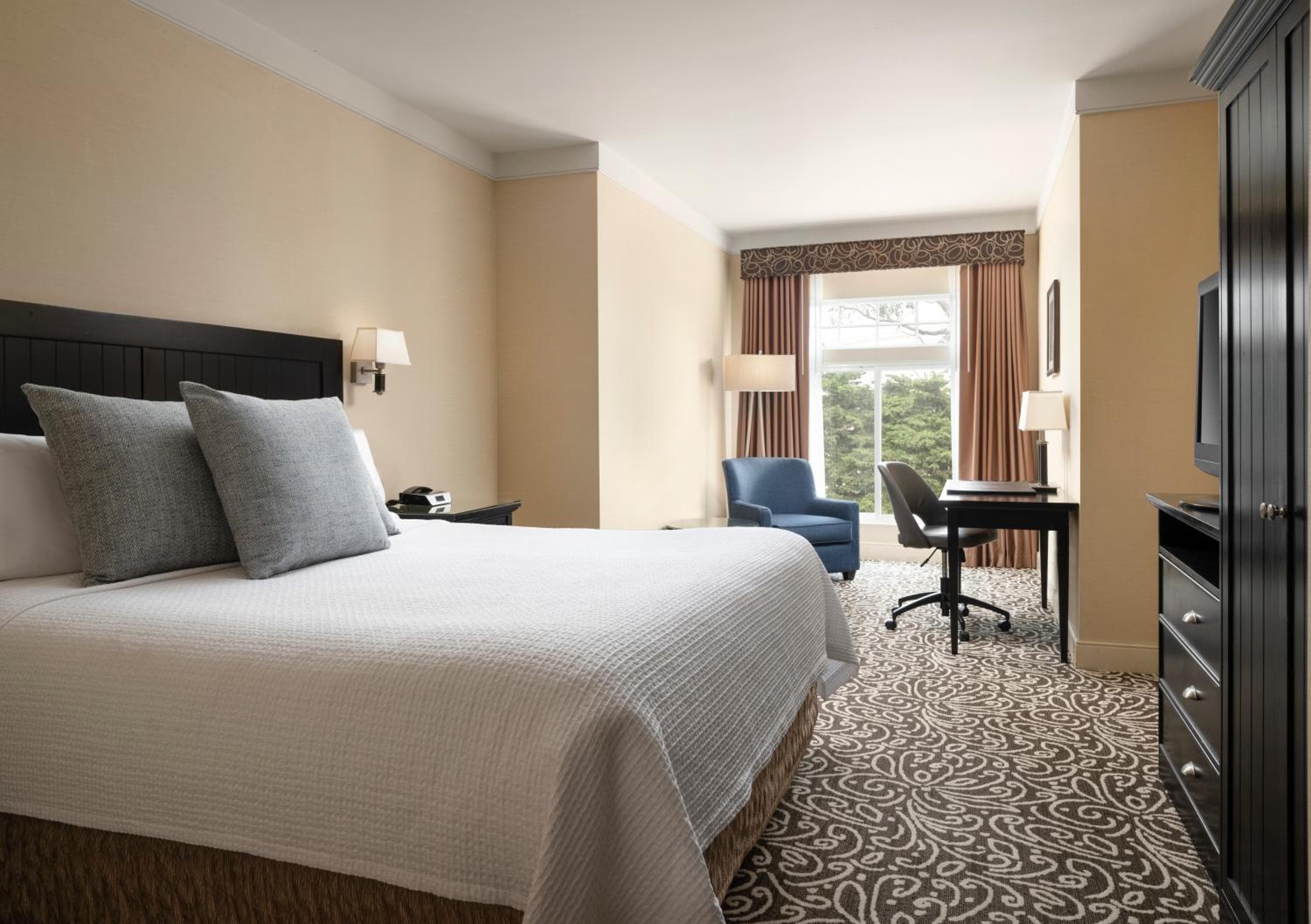 West Inn & Suites