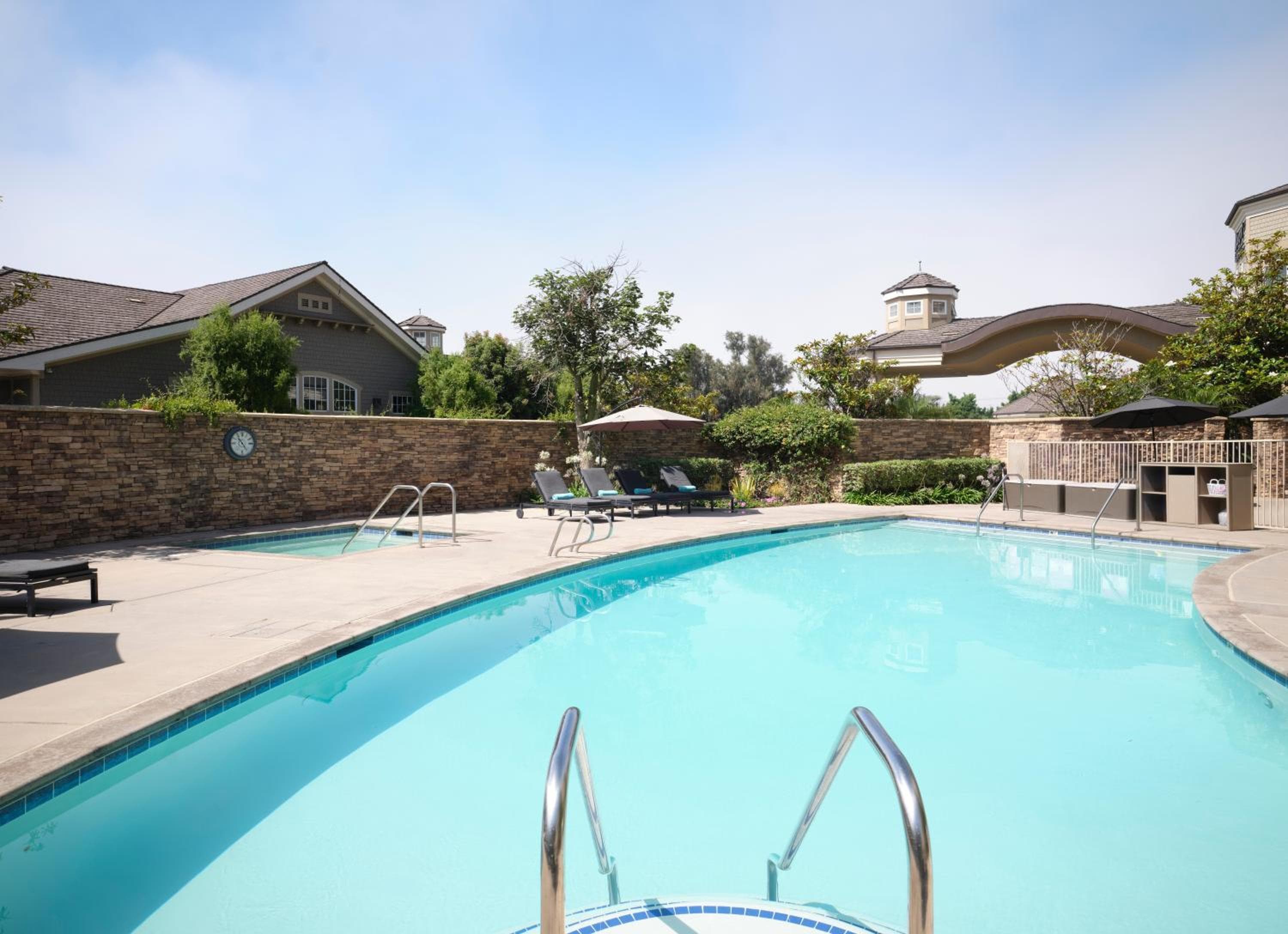 West Inn & Suites