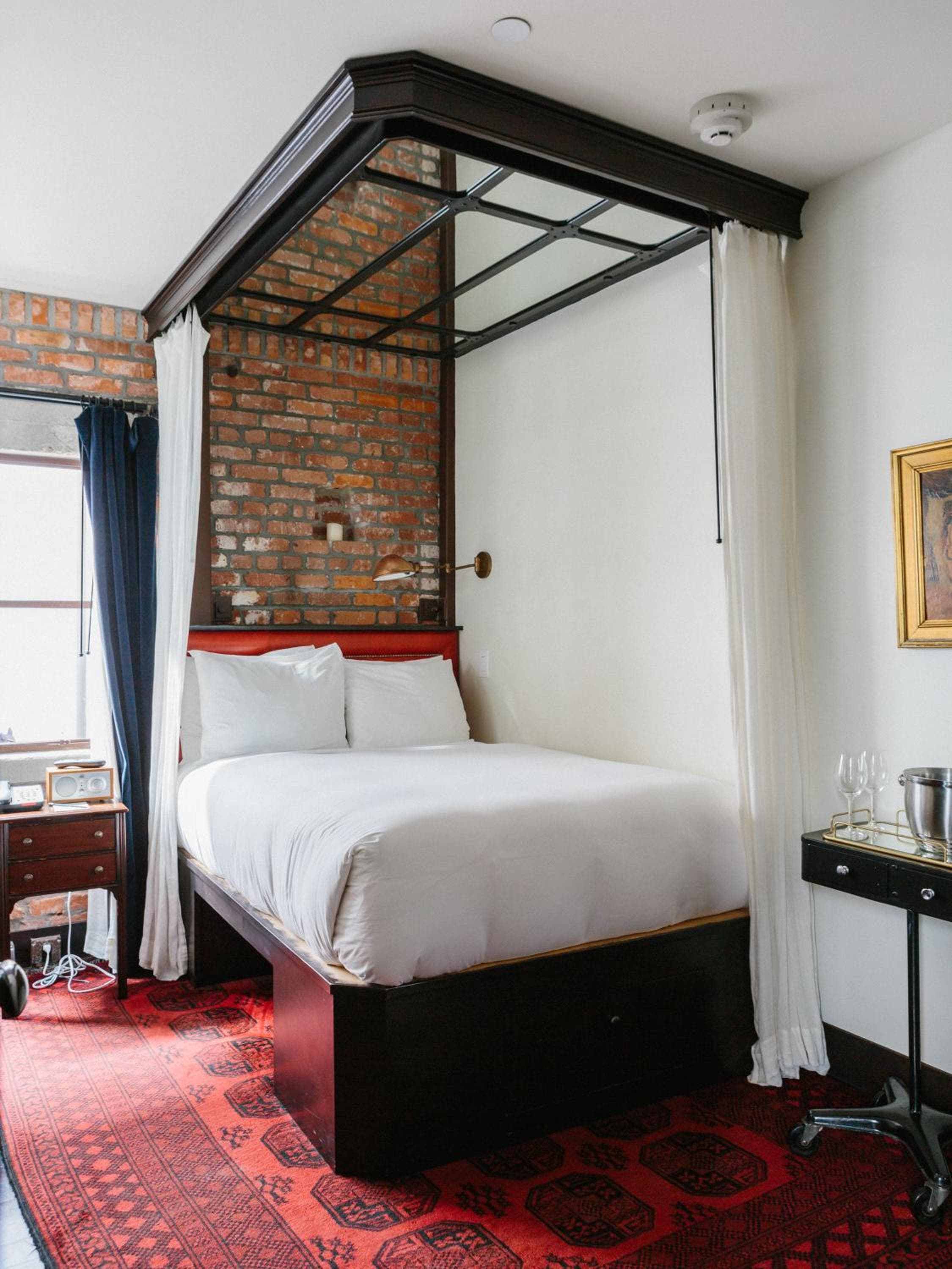 Granada Hotel & Bistro
